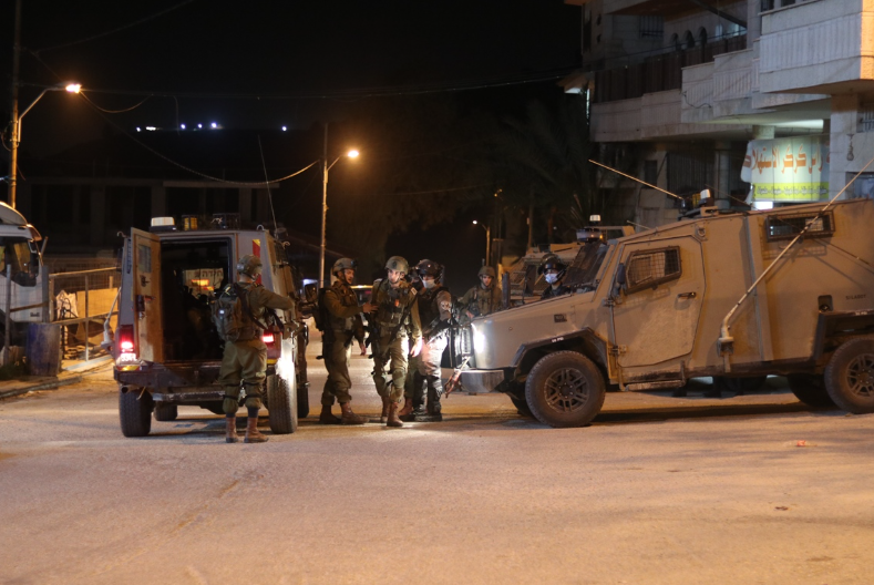 الاحتلال يحتجز 25 فلسطينيا ويحقق معهم ميدانيا في مخيم الدهيشة جنوب بيت لحم