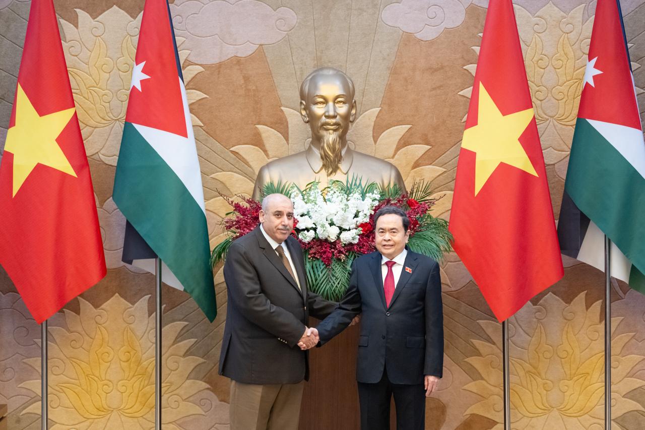 القاضي ينقل تحيات الملك الى القيادات في فيتنام  