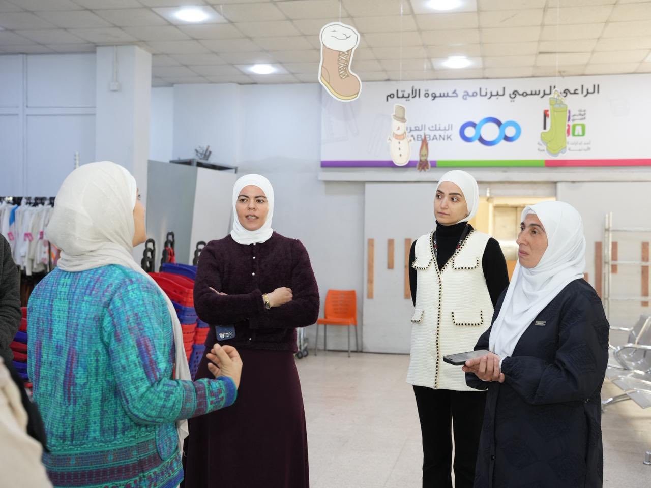 طهبوب وأبو غوش تزوران بنك الملابس الخيري