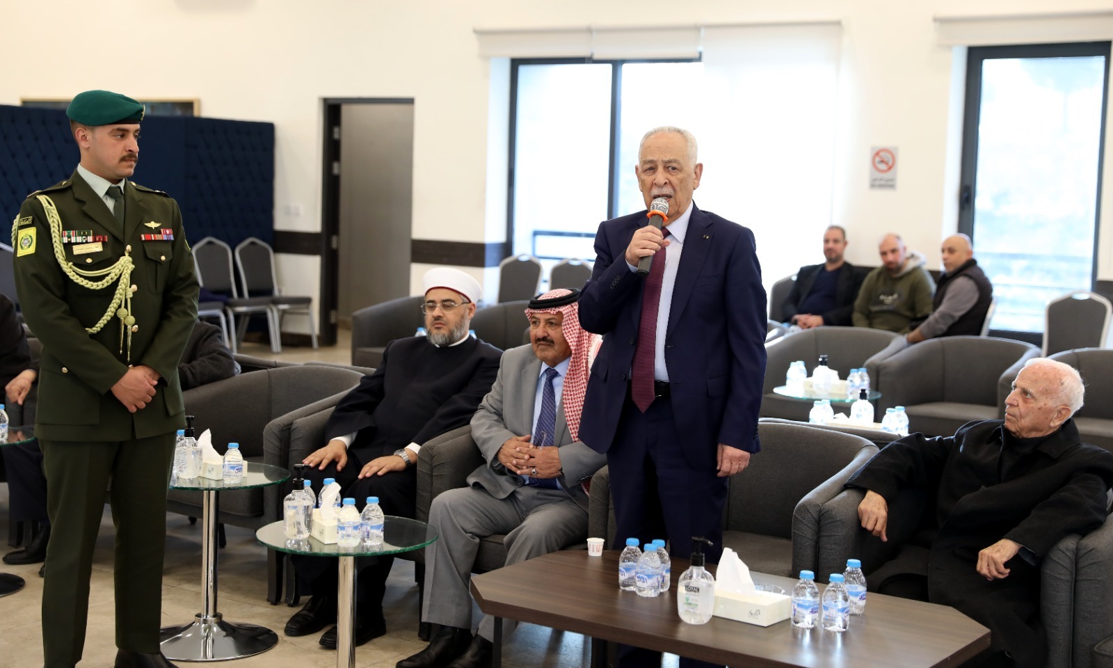 مندوبا عن الملك وولي العهد ..  العيسوي يعزي آل عابدين