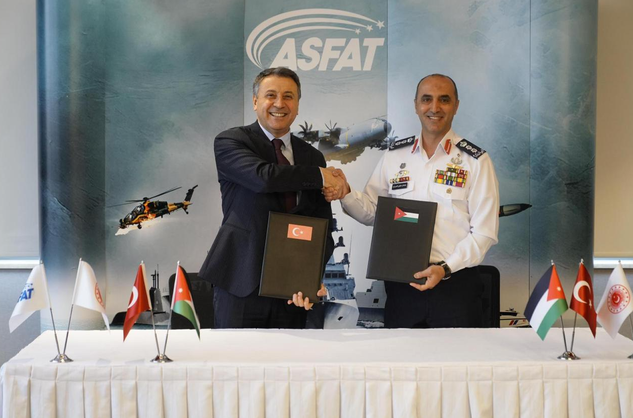 القوة البحرية توقّع اتفاقية لتصنيع زوارق عسكرية متطورة