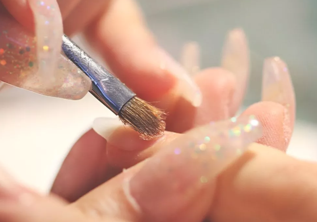 هل تعتمدين الأظافر الجل؟ ..  إليكِ طرق إزالتها بشكل طبيعي ونصائح ضرورية