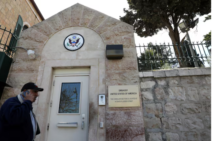 واشنطن تسمح لموظفي سفارتها في القدس المغادرة 