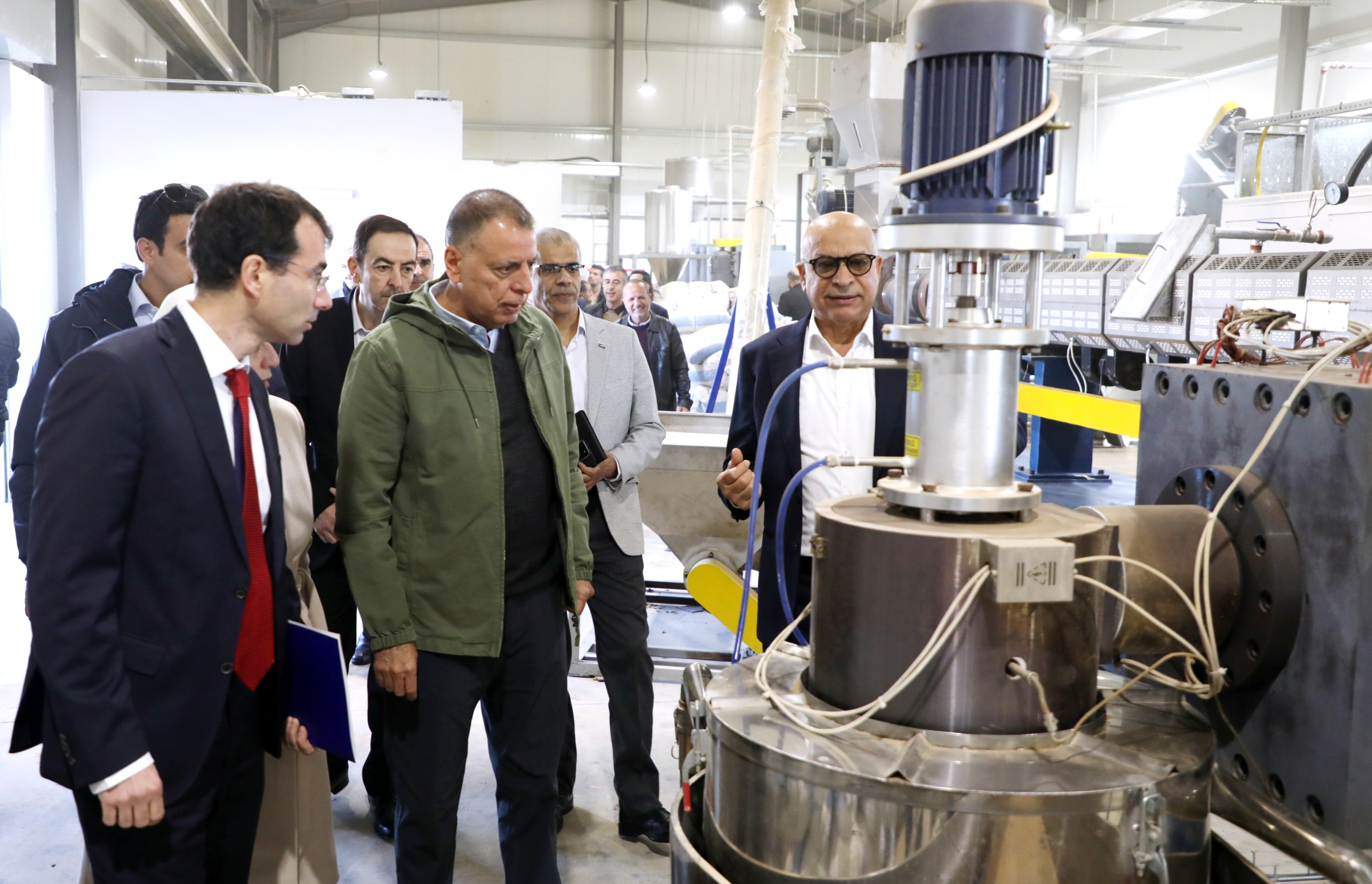 وزير الداخلية وسفير الاتحاد الأوروبي يتفقدان مصنعا في دير علا 