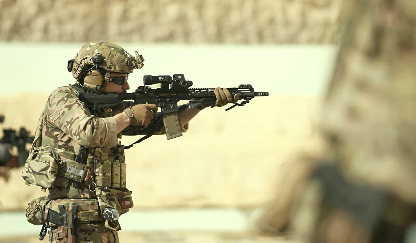 ولي العهد يشرف على تدريب رماية مكثفة للكتيبة الخاصة 101 (فيديو)