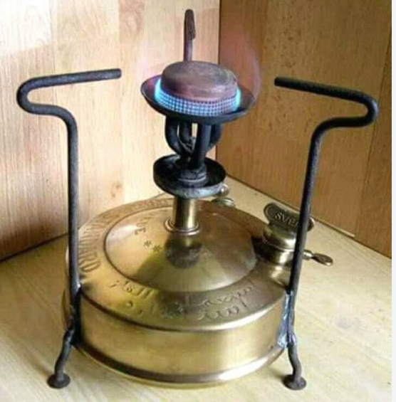  الأردنيون يعودون للماضي ..  إقبال على البابورات والمصابيح والشموع