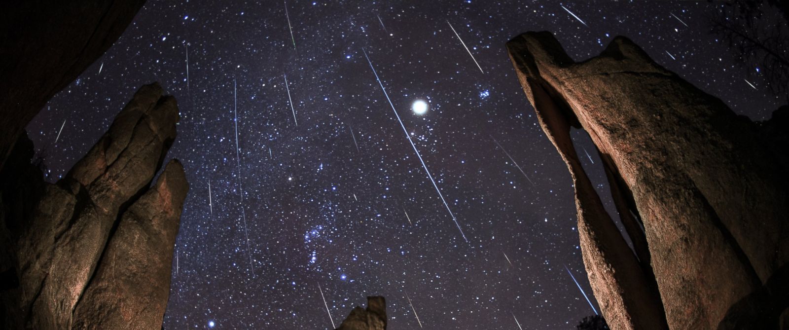 سماء المنطقة تشهد زخة قوية من الشهب الليلة