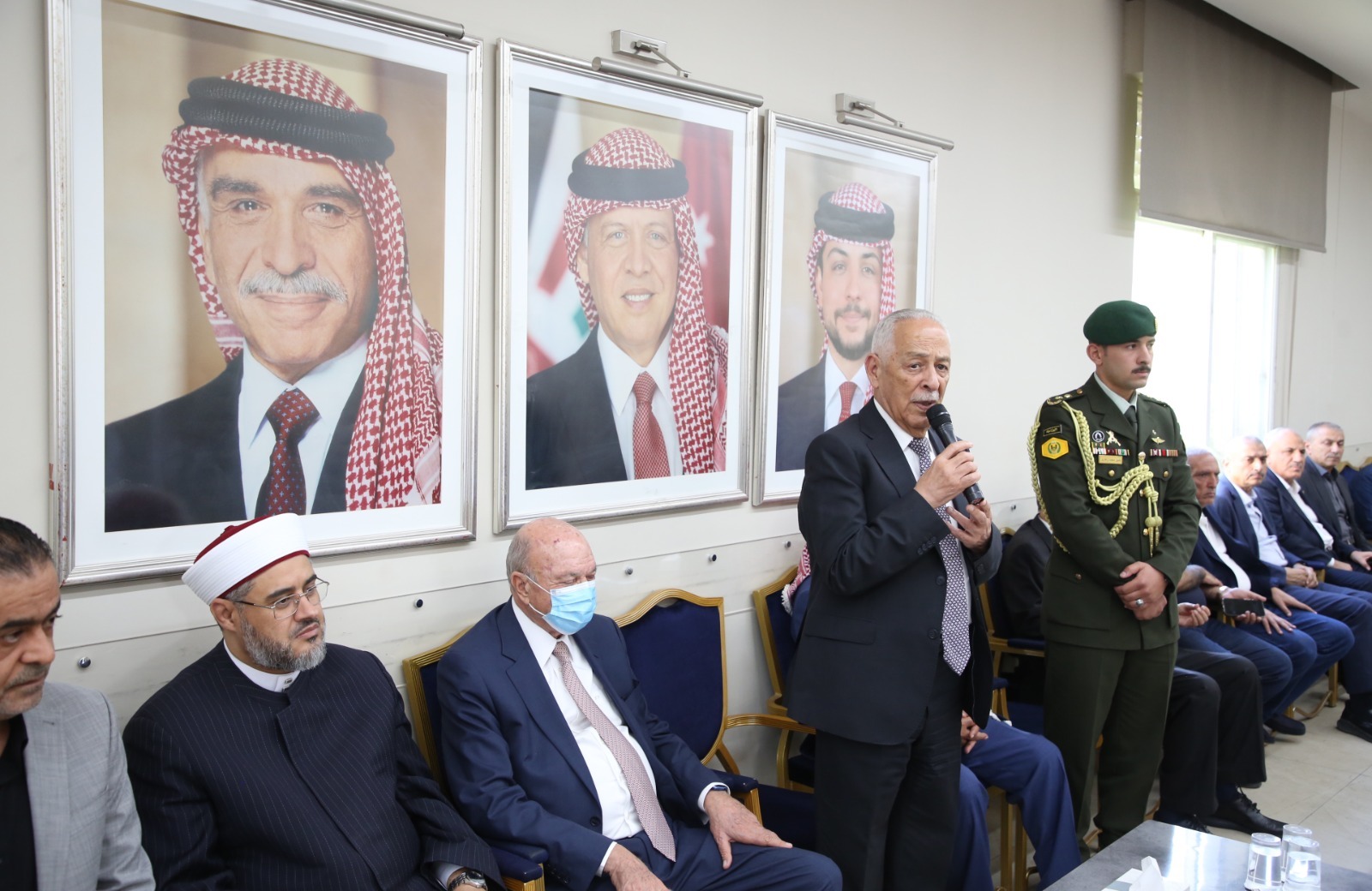 مندوبا عن الملك وولي العهد ..  العيسوي يعزي الصرايرة والديك