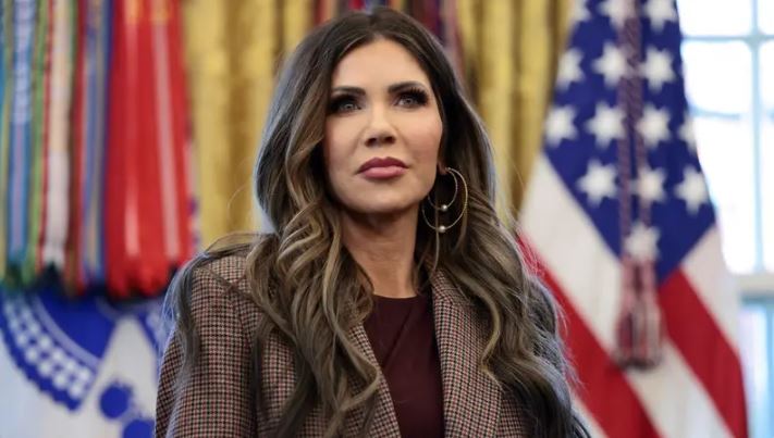 بعد مقتل سيدة برصاص ضابط هجرة بأميركا ..  الجدل يتزايد ووزيرة تدافع