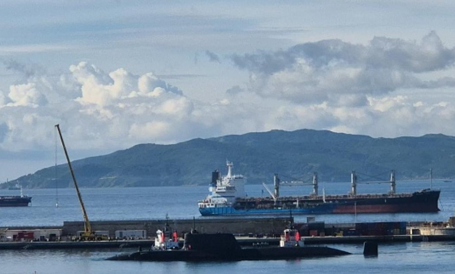 غواصة بريطانية محمّلة بصواريخ تصل إلى بحر العرب 