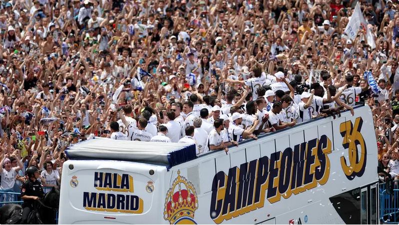 ريال مدريد يحتفل بلقب الدوري الإسباني مع جماهيره