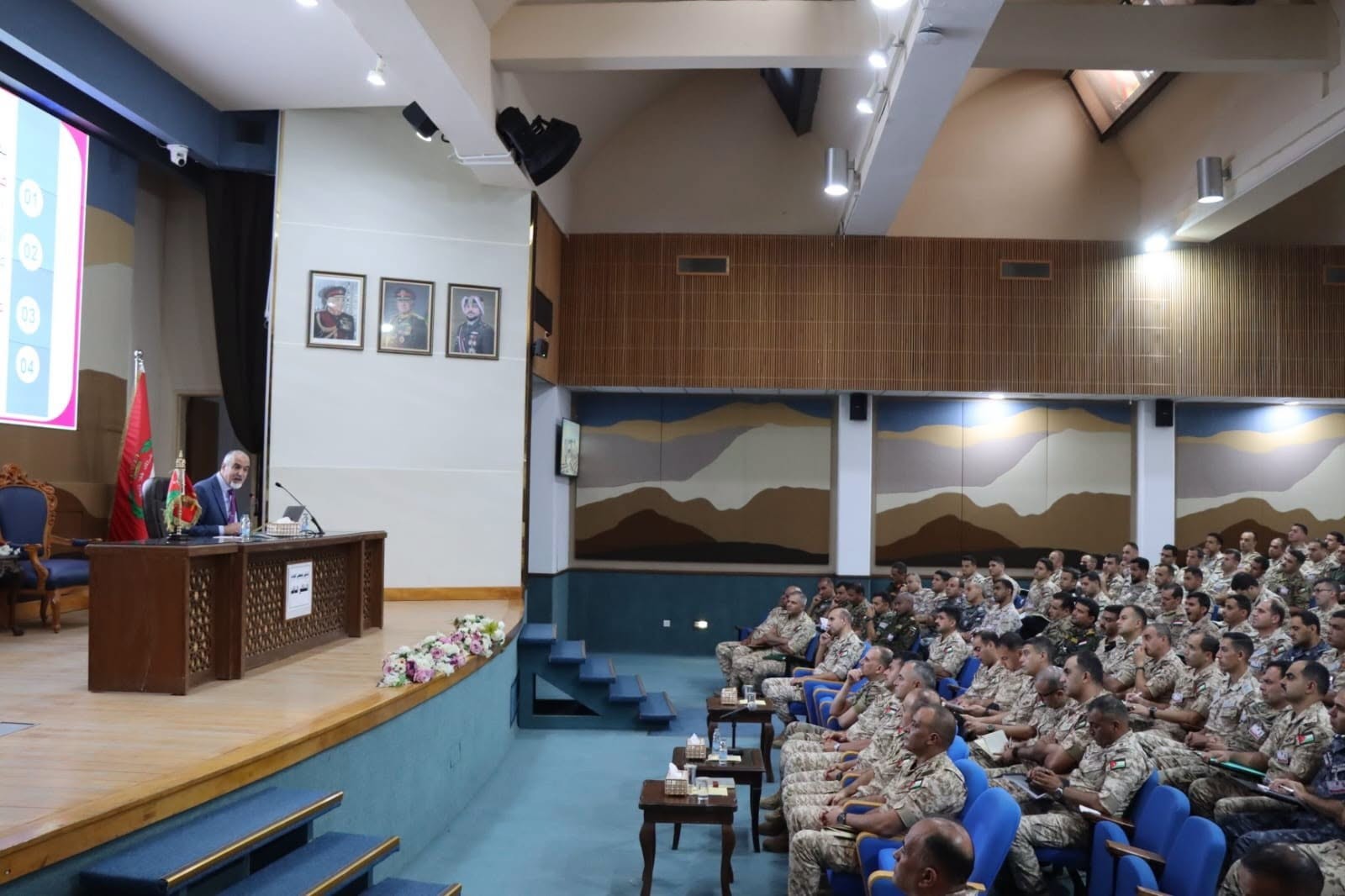 محاضرتان حول مهارات التفكير الناقد والتحليل الاستراتيجي في كلية القيادة
