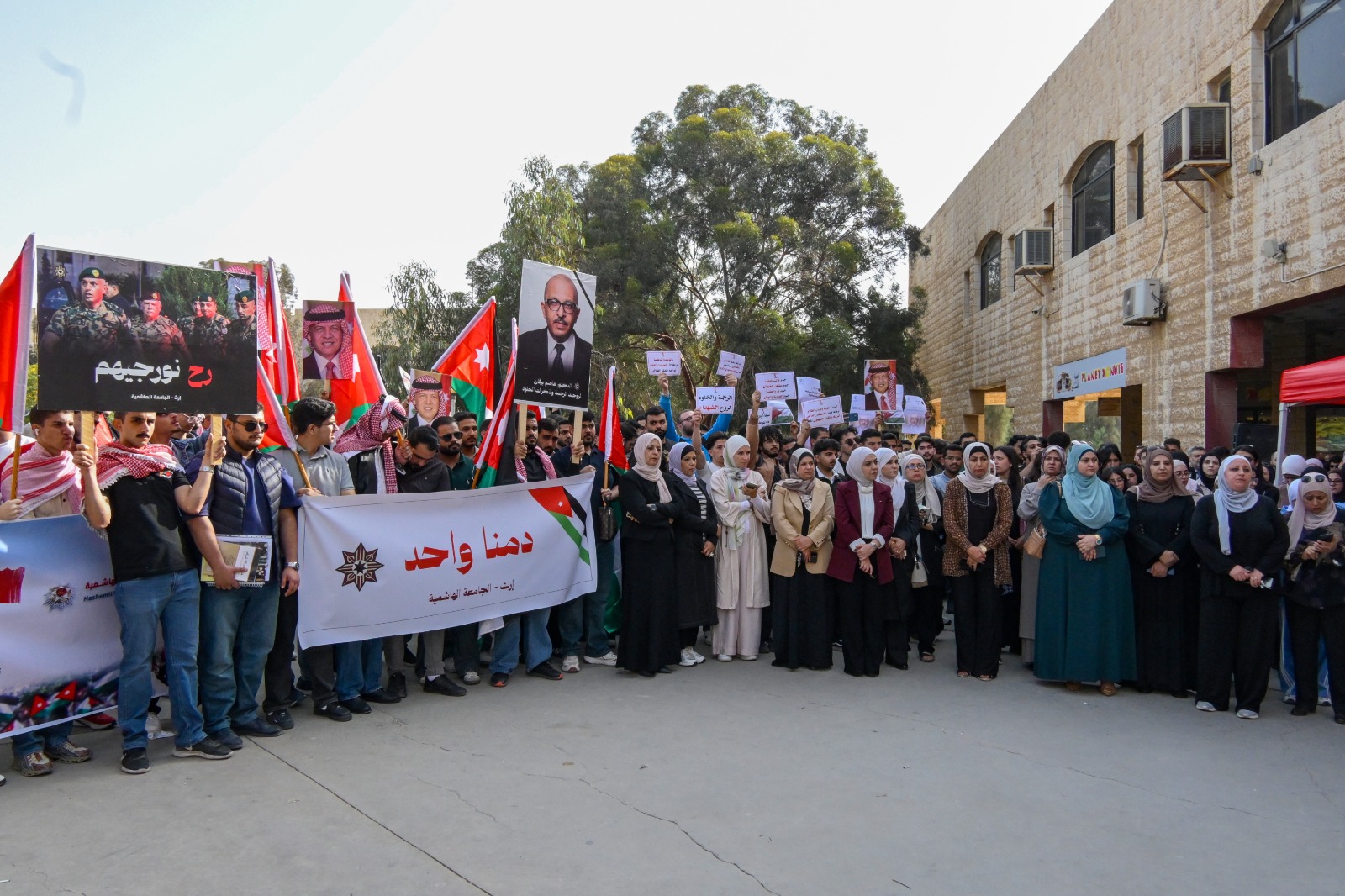 الجامعة الهاشمية تنظم وقفة تنديدًا بحادثة الكرك