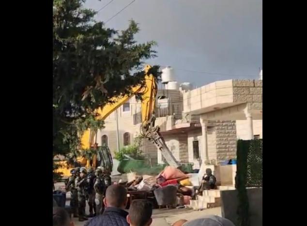 الاحتلال يهدم منزل الأسير نديم صبارنة في بلدة بيت أمر شمال الخليل