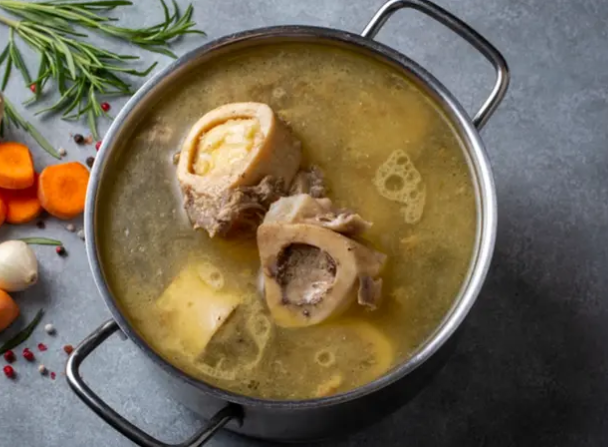 مرق العظام ومسحوق البروتين ..  من يتفوق في بناء العضلات؟