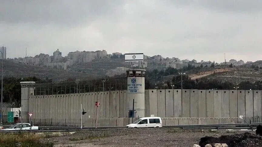 إسرائيل تبدأ حفر خنادق للتماسيح بسجن يحتجز عناصر من حماس