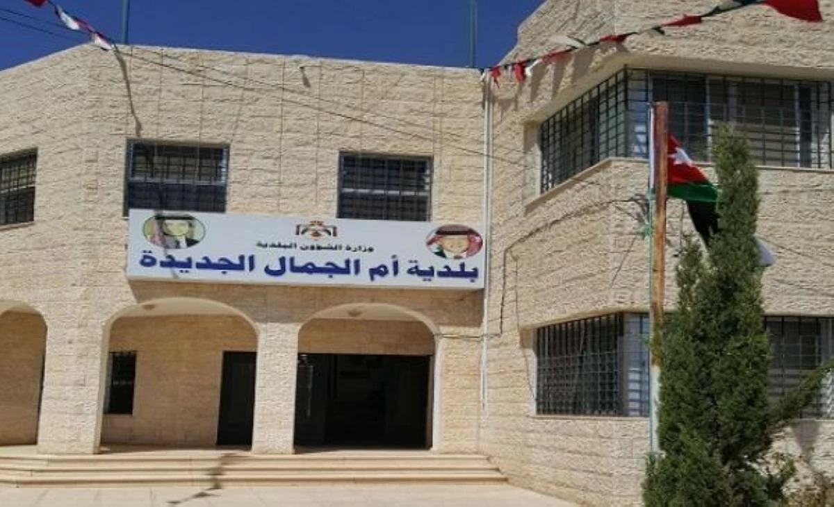 محافظ المفرق يتفقد واقع الخدمات في بلدية أم الجمال