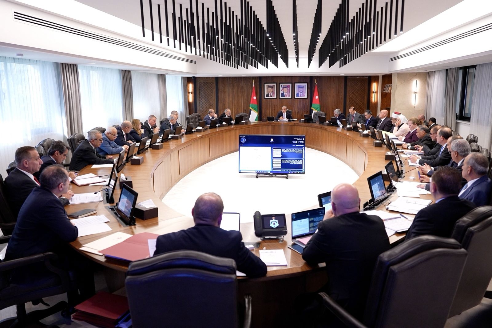 الحكومة تطلق برنامجًا لنقل طلبة المدارس الحكومية مجانًا 