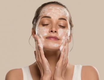 بين أضرار غسل الوجه وفوائده ..  هل نعدل الوتيرة المعتمدة أم الطريقة ؟
