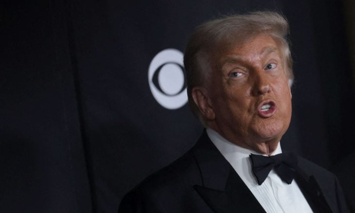 ترامب يسأل الأمريكيين: هل أترك الرئاسة لتقديم حفل تكريم النجوم؟