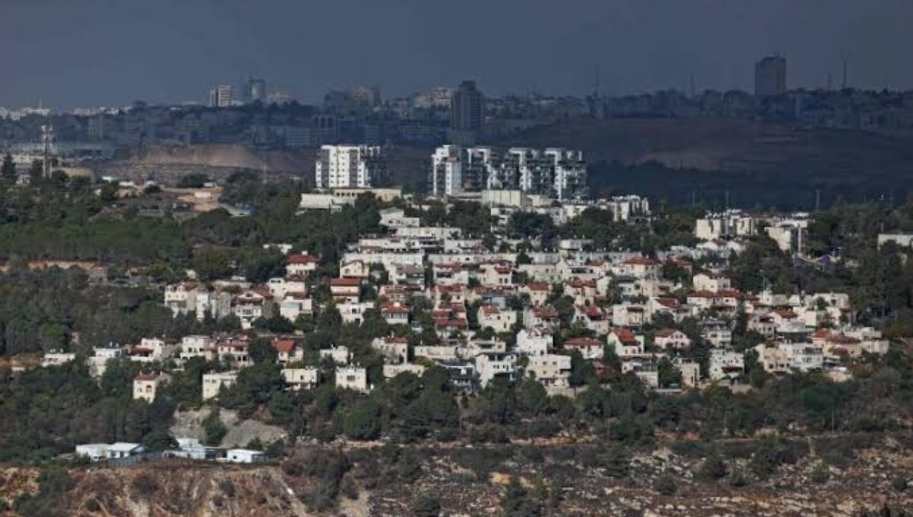 الاحتلال تحول مستوطنة جفعات زئيف شمال غرب القدس إلى مدينة