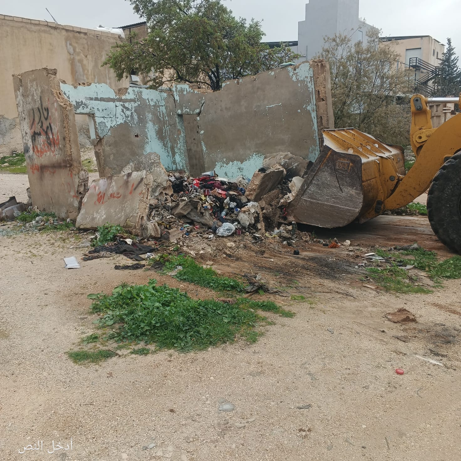 إزالة بناء مهجور يشكل مكرهة صحية ويهدد السلامة العامة في إربد