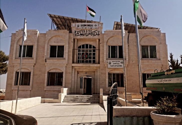 بلدية المزار الشمالي تتعامل مع فتح عبارات وإزالة أشجار آيلة للسقوط 