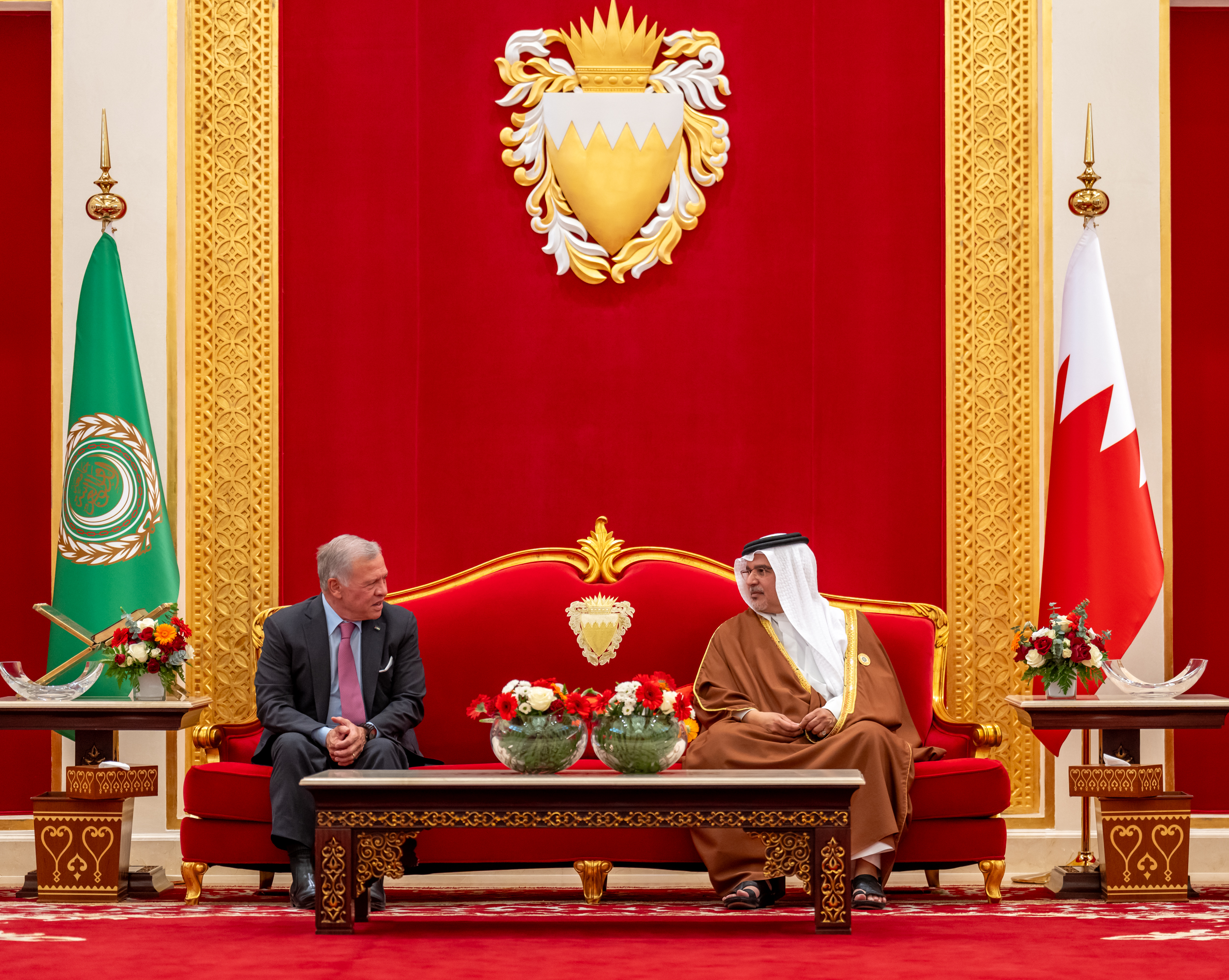 الملك يصل البحرين للمشاركة بالقمة العربية
