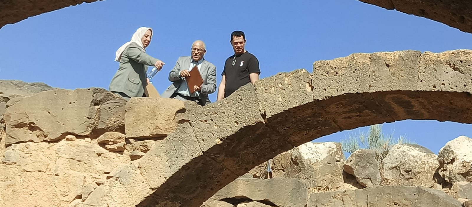 فريق من الجزري يوثّق نظام الحصاد المائي القديم في البادية الشمالية