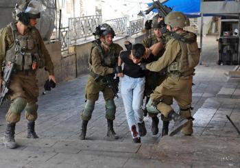 الاحتلال يعتقل 28 فلسطينيا بالضفة الغربية