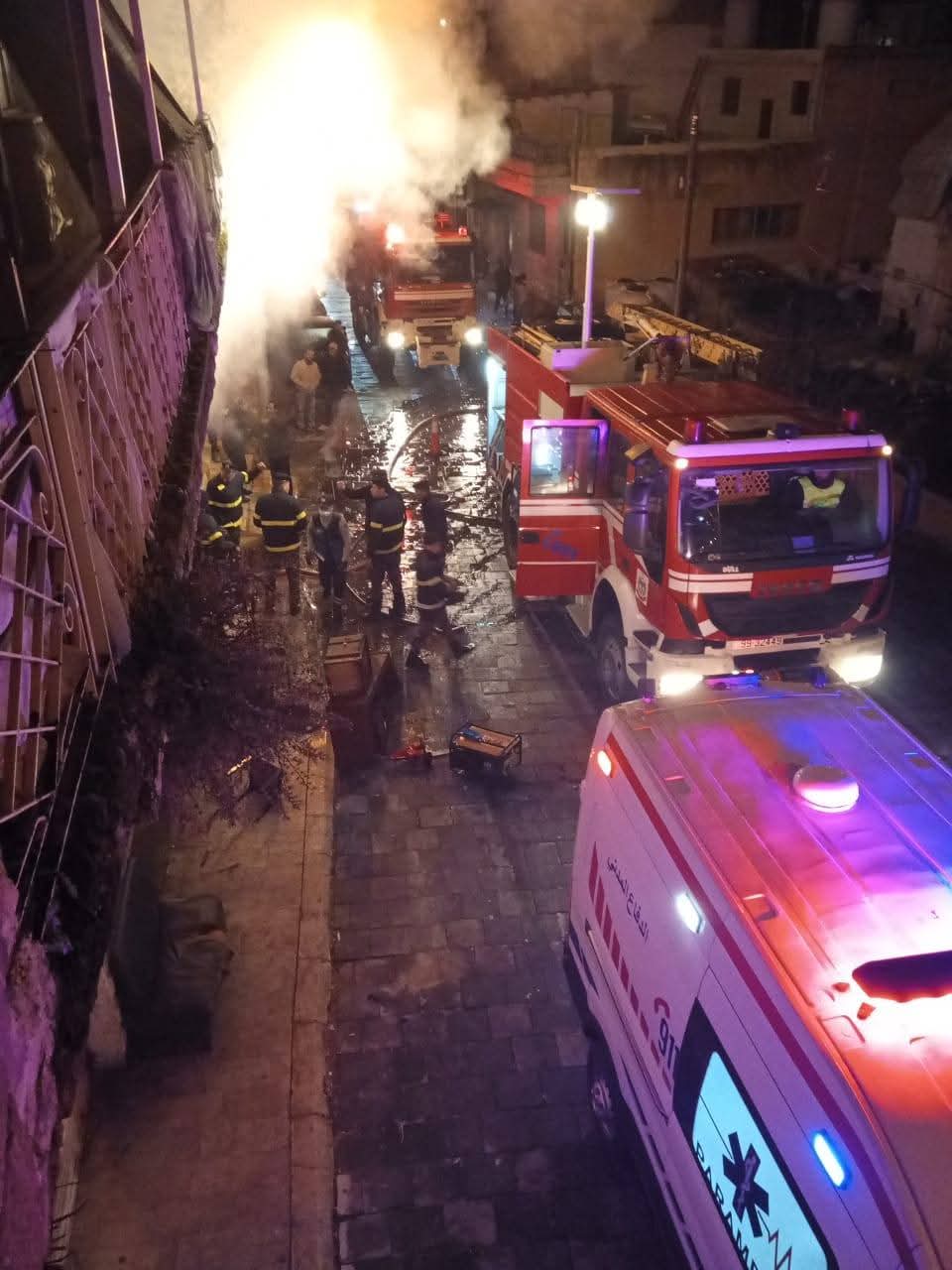 4 إصابات بحريق شبّ داخل محل تجاري في عمان