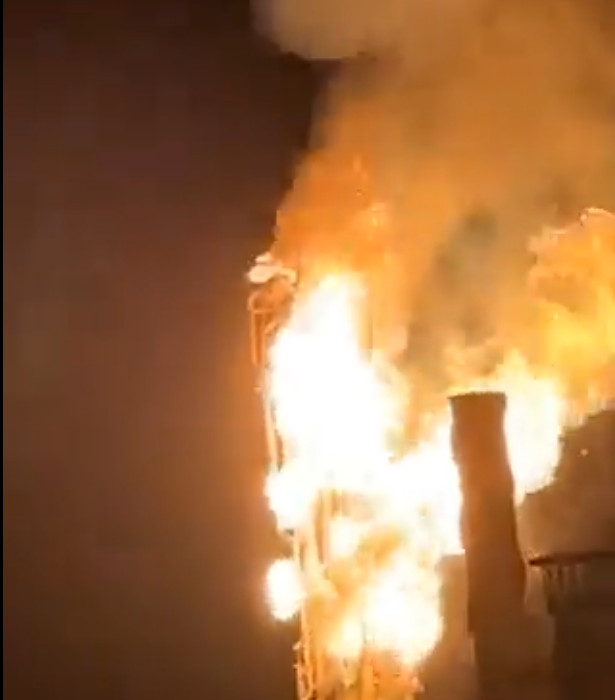 حرائق جراء استهداف مصفاة ميناء الأحمدي في الكويت 