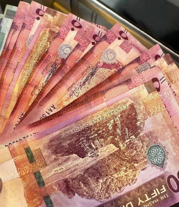 التربية تعلن تحويل رواتب معلمي الإضافي وشراء الخدمات للبنوك