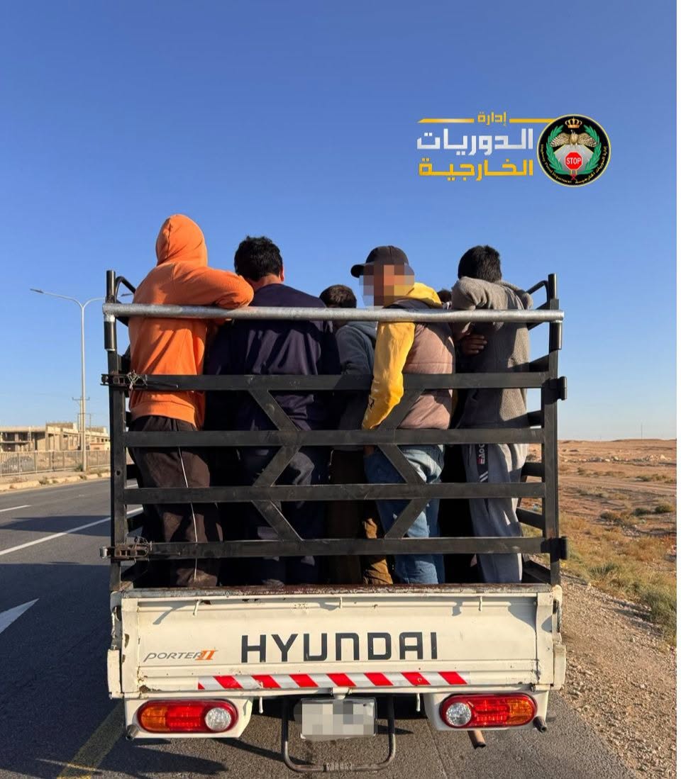 ضبط مركبة شحن تحمل ركابا في صندوقها الخلفي