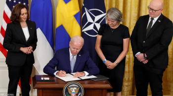 بايدن يصادق على انضمام فنلندا والسويد لحلف الناتو