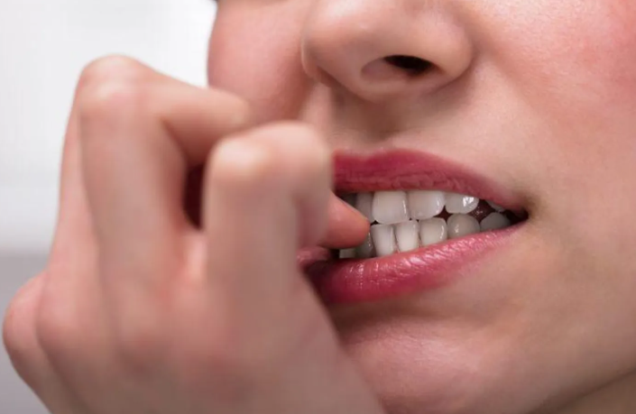 قضم الأظافر من منظور نفسي: عادة أم آلية لحماية الذات؟