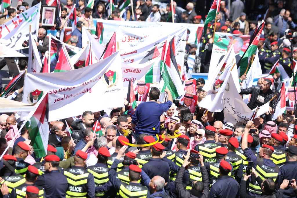 القدس خط أحمر ..  مسيرة شعبية في عمّان تؤيد مواقف الملك