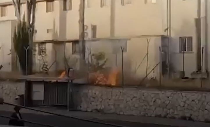 مستوطنون يضرمون النار بمقر أونروا في القدس للمرة الثالثة خلال أسبوع
