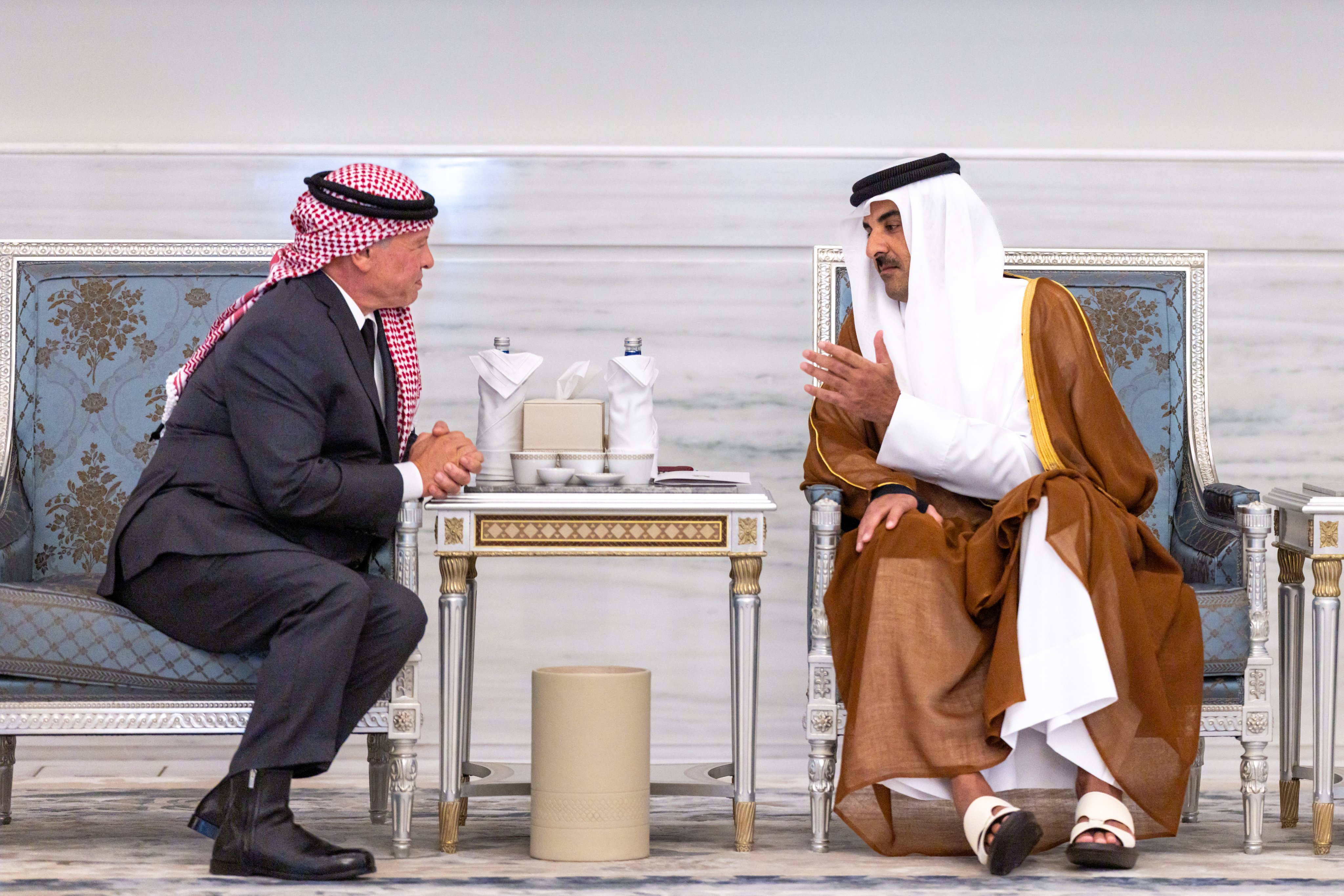 الملك يقدم واجب العزاء لأمير قطر بوفاة والده 