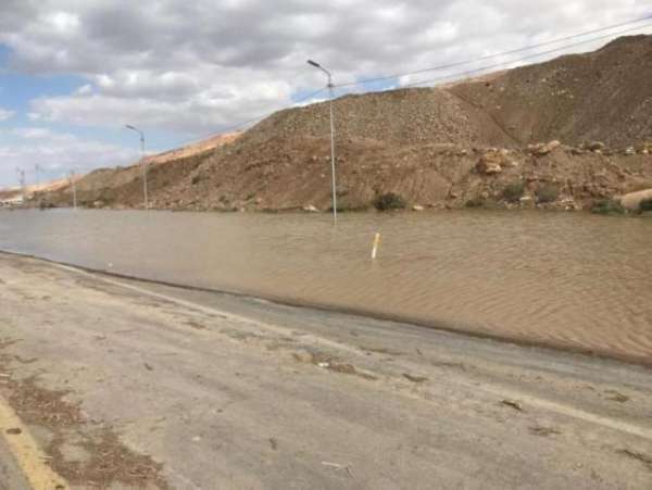 طلبة مدرسة في العقبة تقطعت بهم السبل على طريق البحر الميت