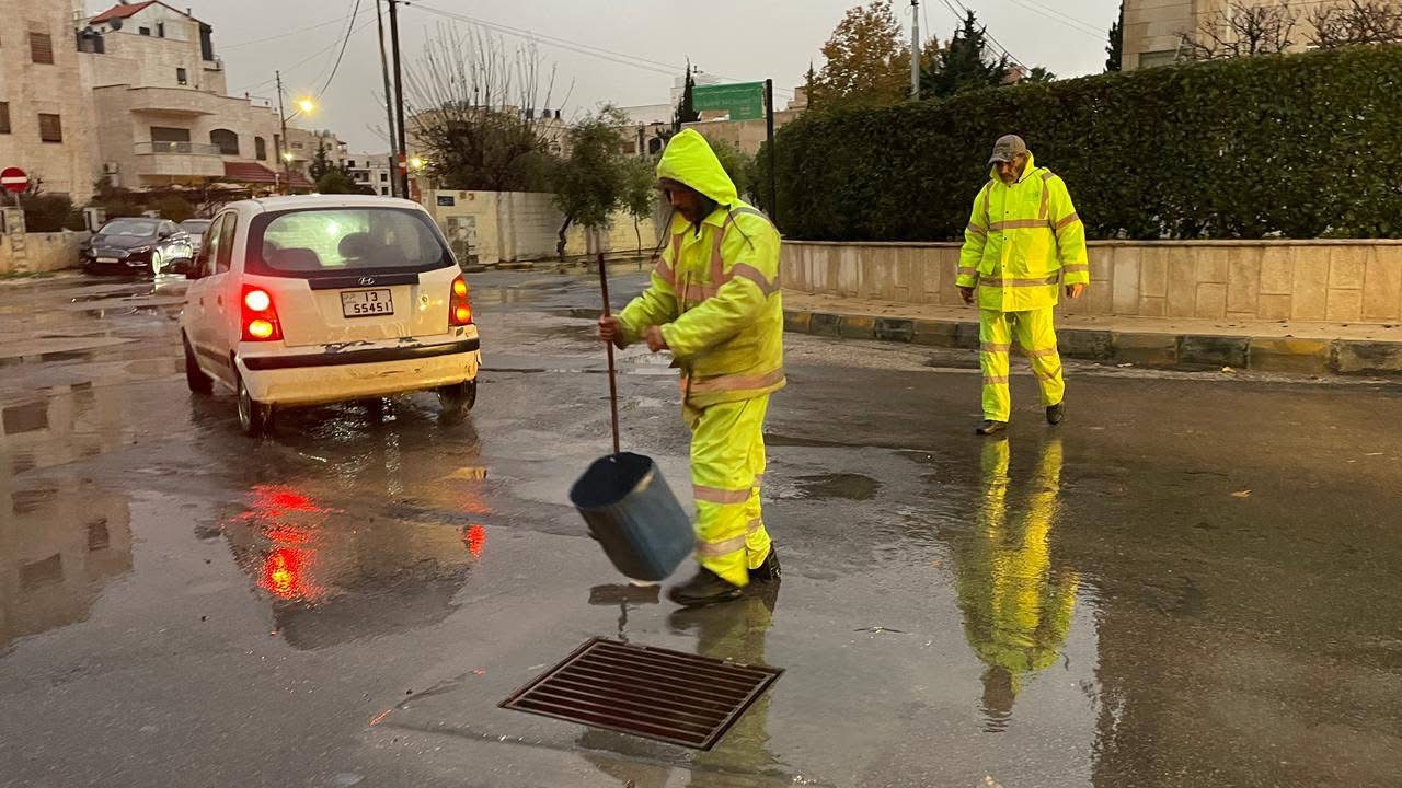 البلديات تنفذ إجراءات ميدانية وقائية للتعامل مع المنخفضات