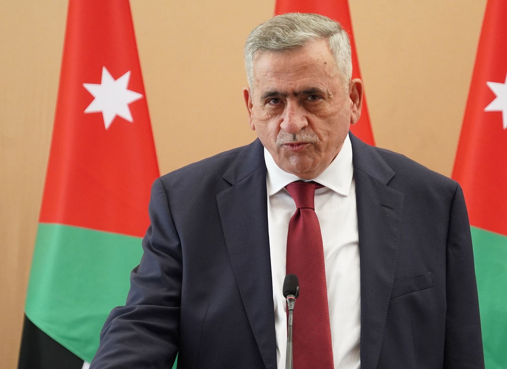 عبيدات يطلب تسهيل استقالة الكوادر التمريضية من المستشفيات الخاصة