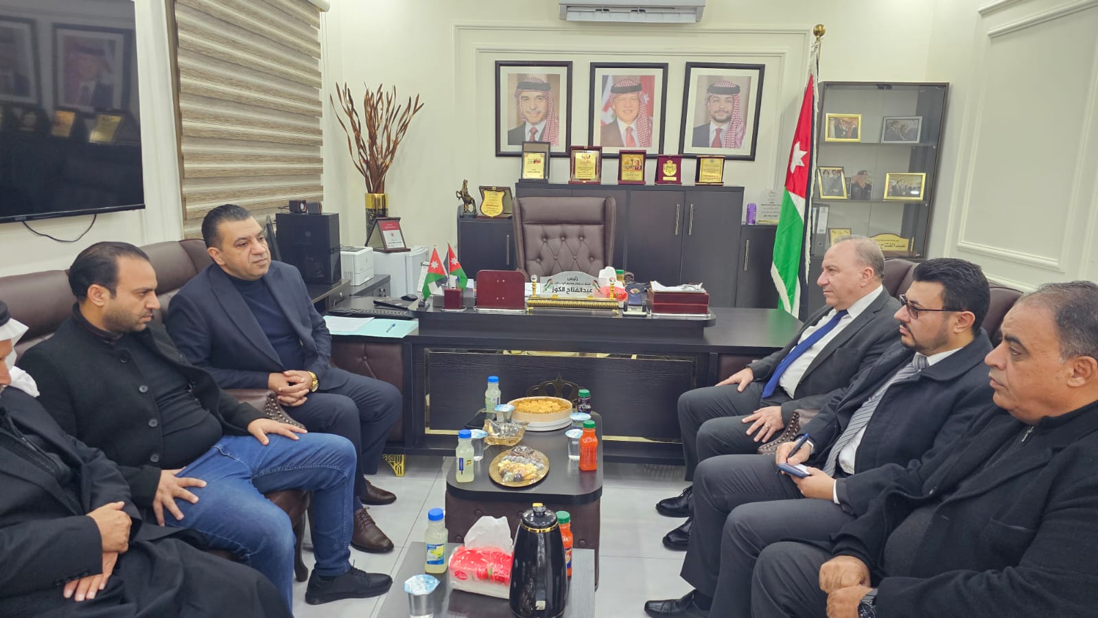 نواب يطلعون على واقع الخدمات في مخيم الوحدات