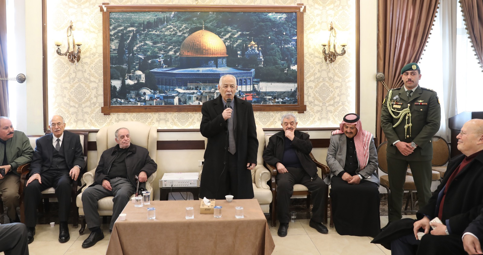 مندوبا عن الملك وولي العهد ..  العيسوي يعزي عشيرة المجالي