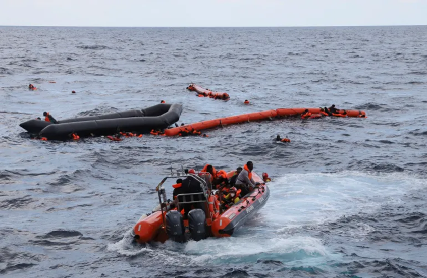 وفاة 53 مهاجراً بغرق قارب قبالة السواحل الليبية