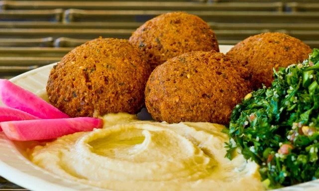 الفلافل ..  رحلة لقمة شعبية من مصر إلى موائد العالم