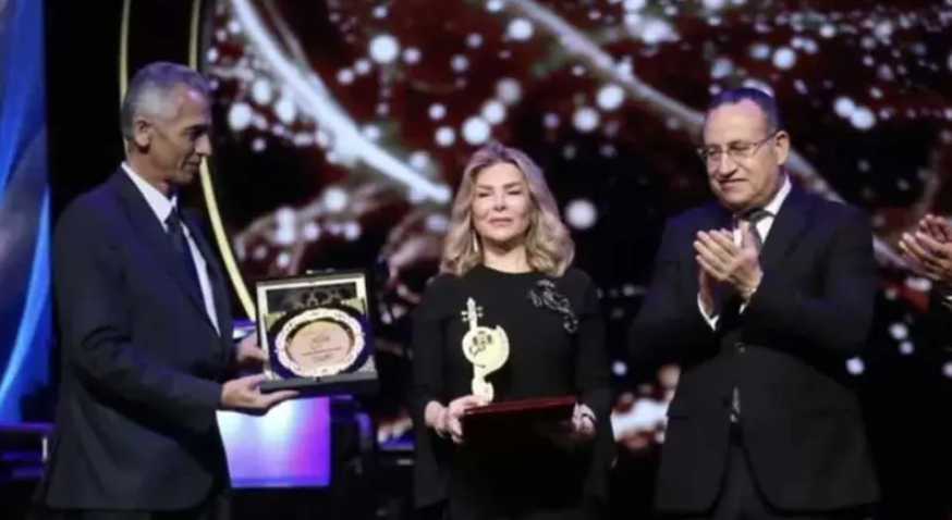 افتتاح مهرجان الموسيقى العربية ..  بكاء زوجة هاني شاكر والأوبرا تخلد ذكراه بتمثال