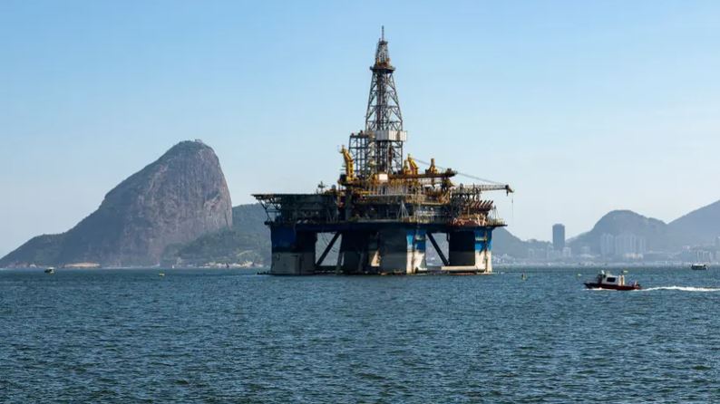 النفط يقفز 16% في أسبوع وسط تصاعد الهجمات بين أميركا وإيران