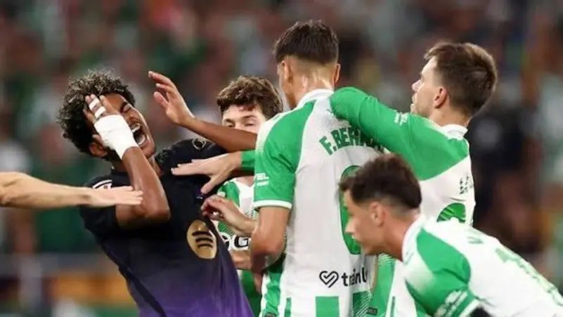 ضرب يامال بالرأس ..  إيقاف لاعب بيتيس 4 مباريات