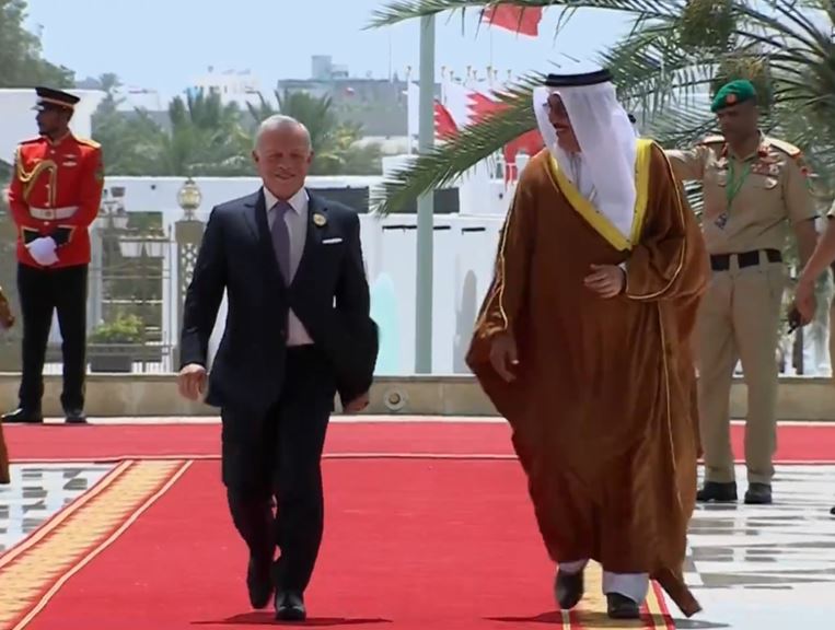 الملك يصل إلى مقر انعقاد القمة العربية في المنامة
